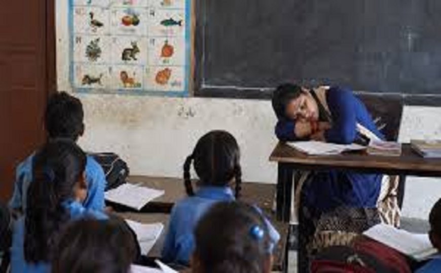 कक्षा में सोई शिक्षिका का नहीं, आखिर किसका था वायरल वीडियो..शिक्षा विभाग ने क्या कहा?