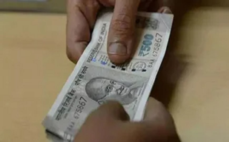 जमाबंदी अनलॉक करने के नाम पर मांग रहा था घूस: बेतिया अंचल कार्यालय का क्लर्क 15 हजार रिश्वत लेते रंगेहाथ अरेस्ट