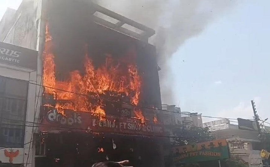 लखनऊ के अलीगंज में भीषण आग, कोचिंग और लाइब्रेरी में फंसे दर्जनों छात्र; डिप्टी सीएम ब्रजेश पाठक मौके पर 