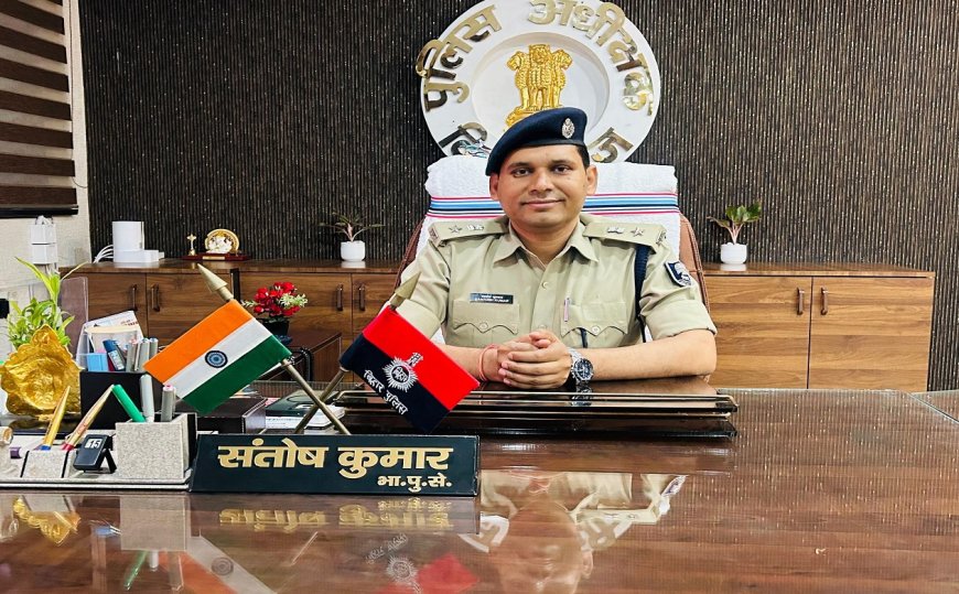 मुहर्रम सुरक्षा में लापरवाही : मोबाइल पर व्यस्त अनुशासनहीन महिला सिपाही को एसपी ने नाप दिया 