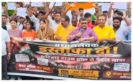 नीट पेपर लीक पर अब कटिहार में उबला गुस्सा : मार्च के दौरान भड़की हिंसा, समाहरणालय गेट तोड़ने की कोशिश पर लाठीचार्ज