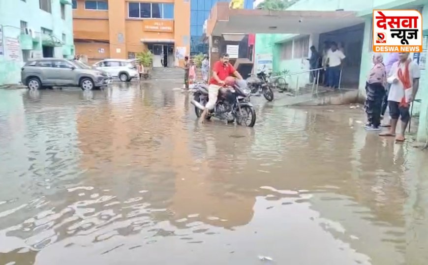 मानसून की पहली झमाझम बारिश से राजधानी बेहाल : एलएनजेपी अस्पताल बना 'तालाब', मरीज 'ढोने' को मजबूर हुए तीमारदार