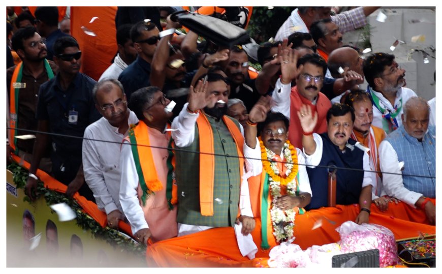 नितिन नवीन और सीएम सम्राट के मेगा रोड शो से गूंजा पटना, मोदी-नीतीश के गानों के बीच समर्थकों ने बरसाए फूल