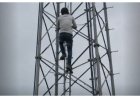 पत्नी की विदाई के लिए पति का 'शोले' स्टाइल ड्रामा : चार साल से मायके में थी बीवी, ससुराल वालों को मनाने सीधे मोबाइल टावर पर चढ़ा युवक