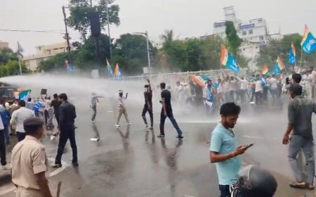 रोजगार और पेपर लीक को लेकर पटना की सड़कों पर फिर भारी बवाल; सीएम आवास घेरने निकले छात्रों ने बैरिकेडिंग तोड़ी, चला वाटर कैनन