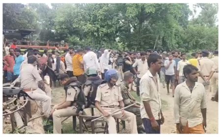 रोहतास में मजदूर की हत्या के बाद भड़की हिंसा; आरोपी के घर आगजनी-तोड़फोड़, आधा दर्जन वाहन राख 