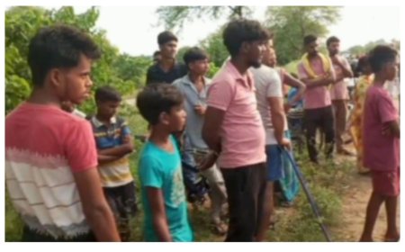 औरंगाबाद में संदिग्ध परिस्थितियों में पेड़ से लटका मिला युवक का शव, जांच में जुटी पुलिस