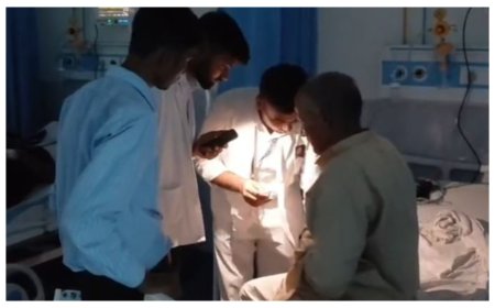 फिर खुली स्वास्थ्य व्यवस्था की पोल: मोबाइल की रोशनी में सदर अस्पताल में  मरीजों का इलाज, सभी व्यवस्था के बावजूद अधिकारी लापरवाह