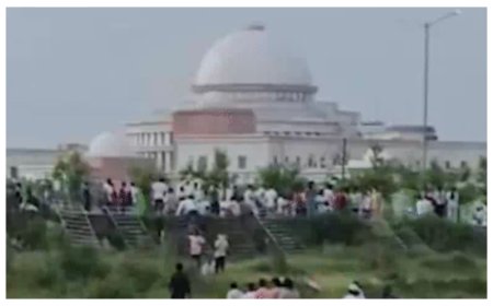 रांची में बैरिकेडिंग तोड़ विधानसभा गेट के समीप पहुंचे उग्र छात्र; पुलिस के किया बल प्रयोग, इलाके में अफरातफरी का माहौल