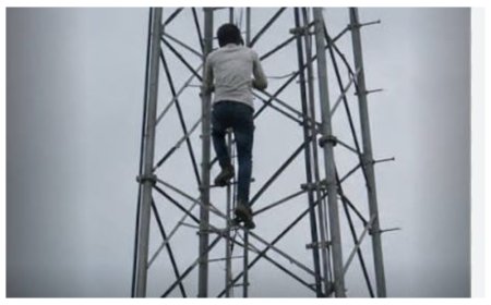 पत्नी की विदाई के लिए पति का 'शोले' स्टाइल ड्रामा : चार साल से मायके में थी बीवी, ससुराल वालों को मनाने सीधे मोबाइल टावर पर चढ़ा युवक