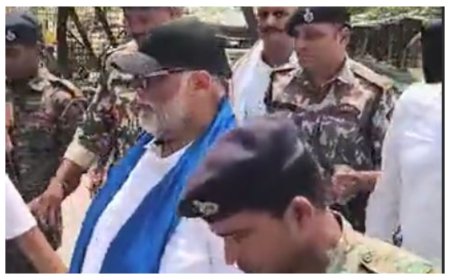 रिसर्च स्कॉलर्स के अनशन को मिला पप्पू यादव का साथ; हाथ में भगत सिंह की तस्वीर लेकर उपवास पर सांसद, बिहार बंद की दी चेतावनी