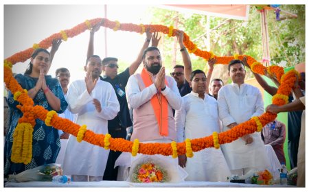 मुख्यमंत्री ने सरदार पटेल की प्रतिमा का किया अनावरण;  कहा-राज्य में सौ से अधिक और नए बस स्टैंड बनाए जाएंगे 