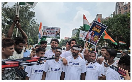 आरजेडी के लोकभवन मार्च को लेकर जेपी गोलंबर से डाकबंगला तक कड़ी चौकसी; लकड़ी की एके-47, नुक्कड़ नाटक और भारी पुलिस बल की तैनाती