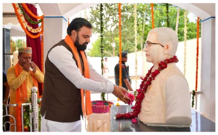 सुपौल जिले की बलुआ पंचायत में मुख्यमंत्री ने पूर्व सीएम डॉ. जगन्नाथ मिश्र की प्रतिमा का किया अनावरण