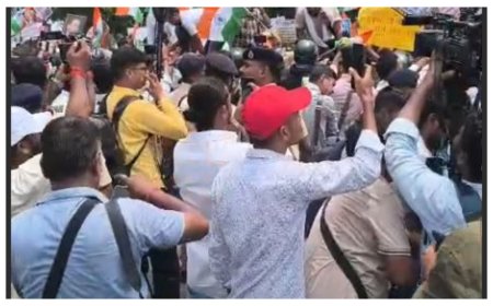 बीपीएससी टीआरई-4 से पीटी-मेंस की जगह एक परीक्षा की मांग को लेकर सीएम हाउस घेरने निकले छात्र, बैरिकेड तोड़ डाकबंगला की ओर बढ़े