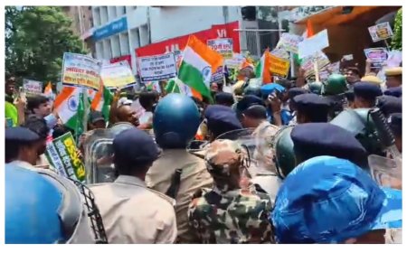 बैरिकेडिंग तोड़कर डाकबंगला चौराहा पहुंचे प्रदर्शनकारी छात्र, सीआरपीएफ से भी की धक्कामुक्की, सीएम से मिलने पर अड़े