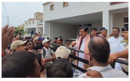 बीपीएससी टीआरई-4 अभ्यर्थियों ने शिक्षा मंत्री का आवास घेरा, मंत्री बोले- सरकार युवाओं के हितों के प्रति पूरी तरह संवेदनशील