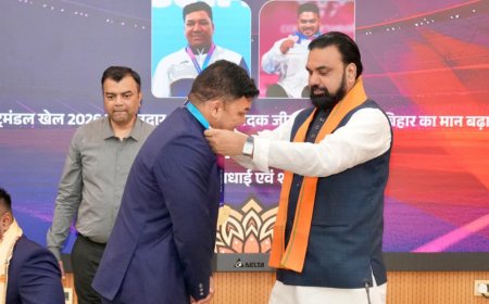 मुख्यमंत्री ने राष्ट्रमंडल खेल में पदक विजेता पैरा एथलिट खिलाड़ी सोमन राणा और झंडू कुमार को किया सम्मानित