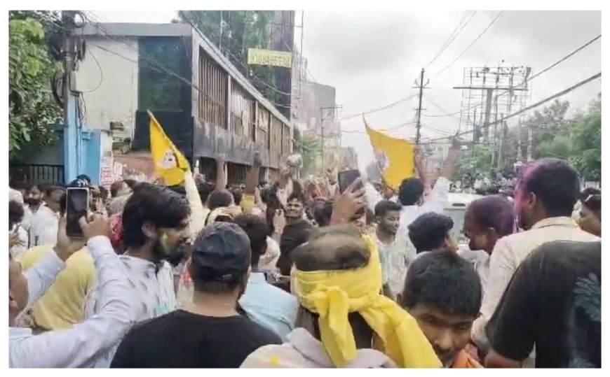 आधी गिनती में हिला भाजपा का अभेद्य किला :  17 वें राउंड के बाद पीके 9581 वोट से आगे, जन सुराज कार्यालय में जश्न 