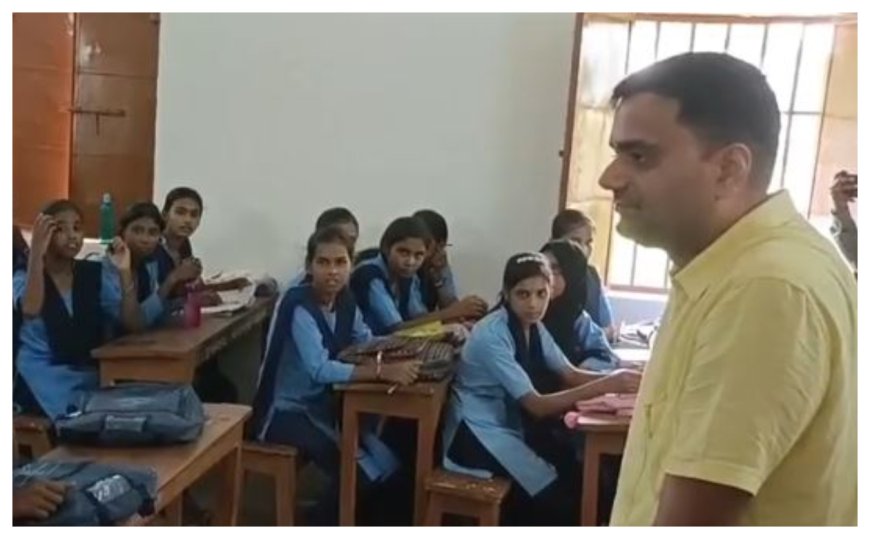 जब डीएम बने मास्टर साहब : कटिहार जिलाधिकारी आशुतोष द्विवेदी ने पकड़ी चौक-डस्टर, बच्चों को पढ़ाया गणित का पाठ