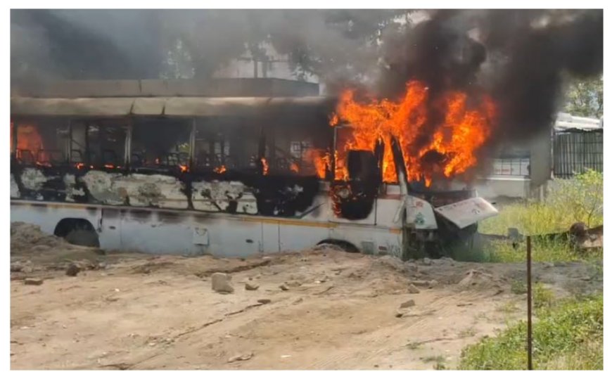 मुजफ्फरपुर के बैरिया बस स्टैंड में खड़ी बस में भीषण आग, लोगों ने जेसीबी से बालू डालकर टाला बड़ा हादसा