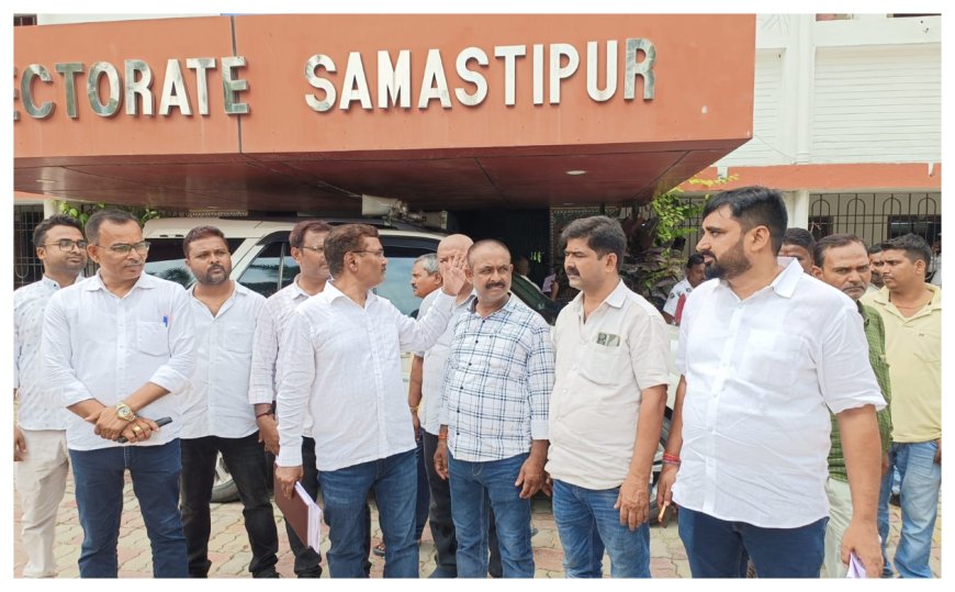 फिटनेस सेंटर की अवैध वसूली और चुनाव में अधिग्रहित गाड़ियों के बकाए को लेकर भड़के वाहन मालिक, समाहरणालय पर प्रदर्शन