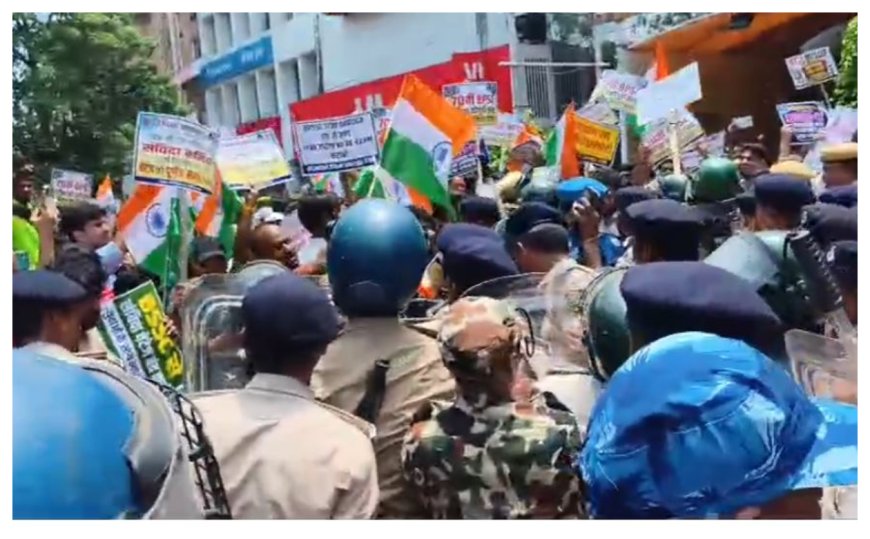 बैरिकेडिंग तोड़कर डाकबंगला चौराहा पहुंचे प्रदर्शनकारी छात्र, सीआरपीएफ से भी की धक्कामुक्की, सीएम से मिलने पर अड़े