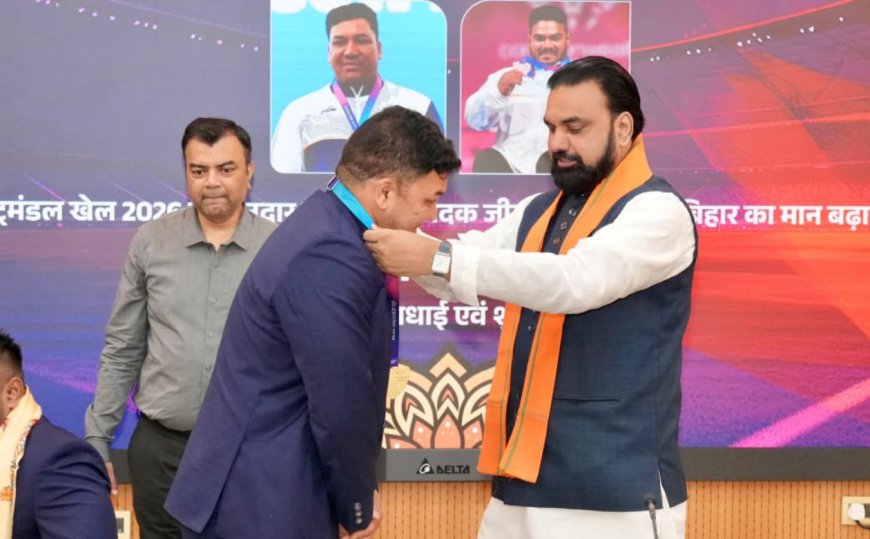 मुख्यमंत्री ने राष्ट्रमंडल खेल में पदक विजेता पैरा एथलिट खिलाड़ी सोमन राणा और झंडू कुमार को किया सम्मानित