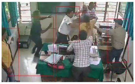 कटिहार सदर अंचल कार्यालय में जमकर जले लात-घूंसे; सीओ को उनके ही कक्ष में कर्मचारी ने पीटा, डीएम ने दिए जांच के आदेश