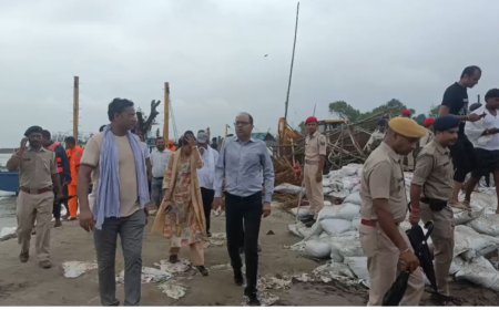 भागलपुर में उफान पर नदियां; कटाव और पलायन के बीच पहुंचे जल संसाधन सचिव और कमिश्नर, जियो बैग गिराकर बांध बचाने की जंग