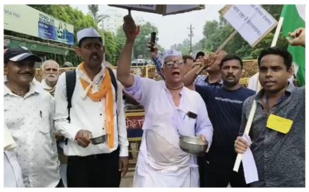 शिक्षक दिवस पर पटना में कांग्रेस कार्यकर्ताओं का अनोखा विरोध प्रदर्शन; कफन पदयात्रा में शामिल लोगों को टांग ले गई पुलिस, कई हिरासत में