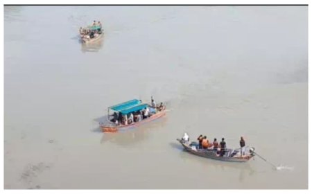 हाजीपुर में गांधी सेतु के पाया नंबर नौ के पास बोल्डर से टकराकर बाढ़ के पानी में डूबी नाव; आठ लोग बचाए गए, दो की तलाश जारी