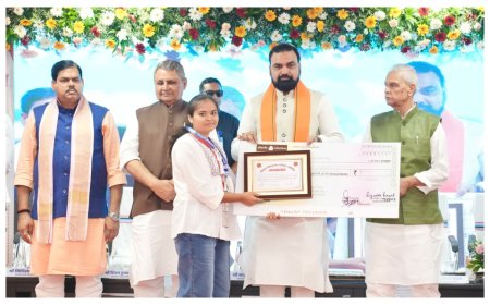टॉपरों का सम्मान : नौकरी लेनेवाले नहीं, नौकरी देनेवाले बनें युवा; सीएम बोले-बिहार में युवाओं के लिए रोजगार और उद्यमिता के भी नए अवसर 