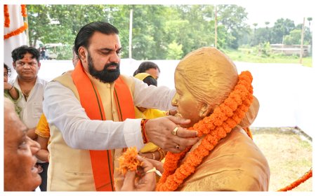मुख्यमंत्री ने अपनी मां एवं तारापुर की पूर्व विधायक पार्वती देवी की पुण्यतिथि पर किया नमन, पुष्प अर्पित कर दी श्रद्धांजलि