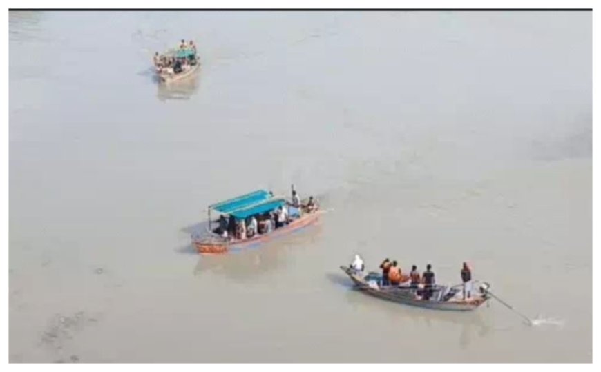 हाजीपुर में गांधी सेतु के पाया नंबर नौ के पास बोल्डर से टकराकर बाढ़ के पानी में डूबी नाव; आठ लोग बचाए गए, दो की तलाश जारी