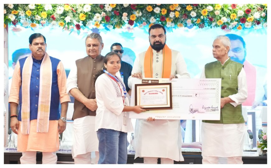 टॉपरों का सम्मान : नौकरी लेनेवाले नहीं, नौकरी देनेवाले बनें युवा; सीएम बोले-बिहार में युवाओं के लिए रोजगार और उद्यमिता के भी नए अवसर 